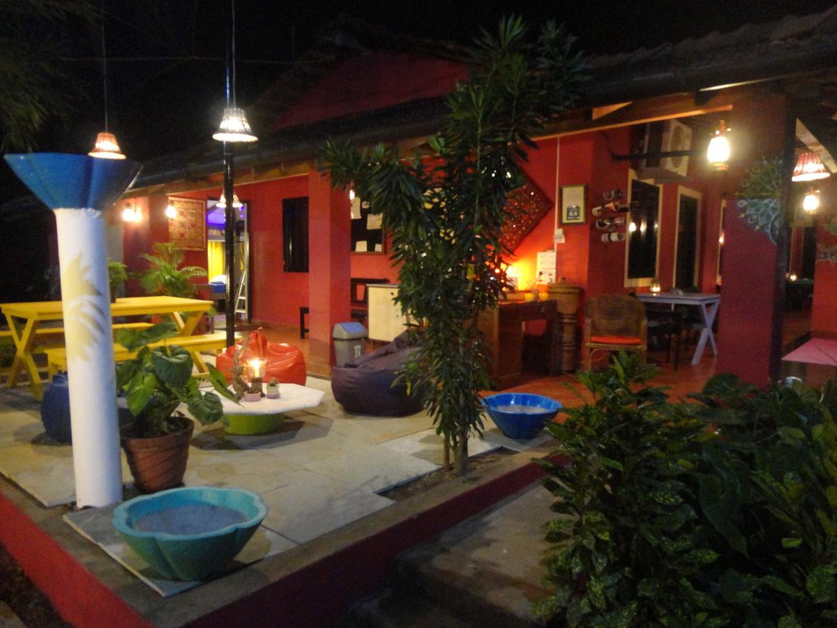 The Yuppi Hippi Female Hostel Анжуна Экстерьер фото