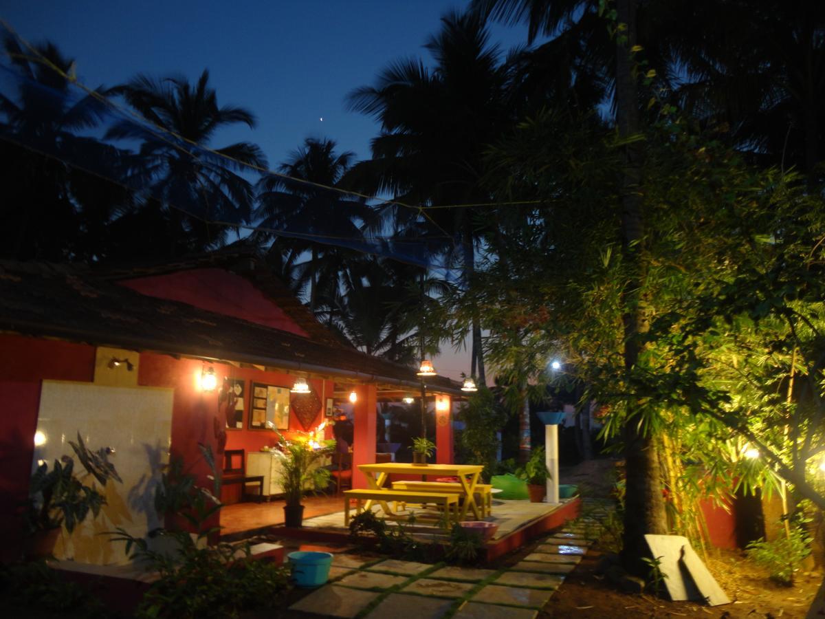 The Yuppi Hippi Female Hostel Анжуна Экстерьер фото
